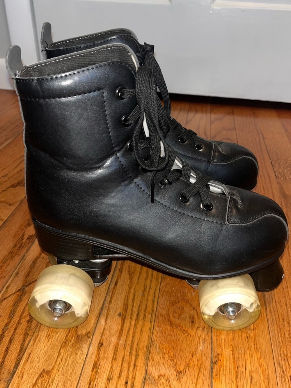 Roller Skates: Women’s 7.5-8 Men's Size 6.5 (EU 38) Black Leather